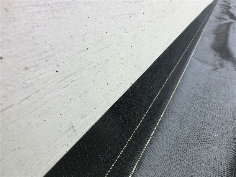 施工中 シート端部と架台の隙間を専用接着テープで覆い防草します 防草シート専門店