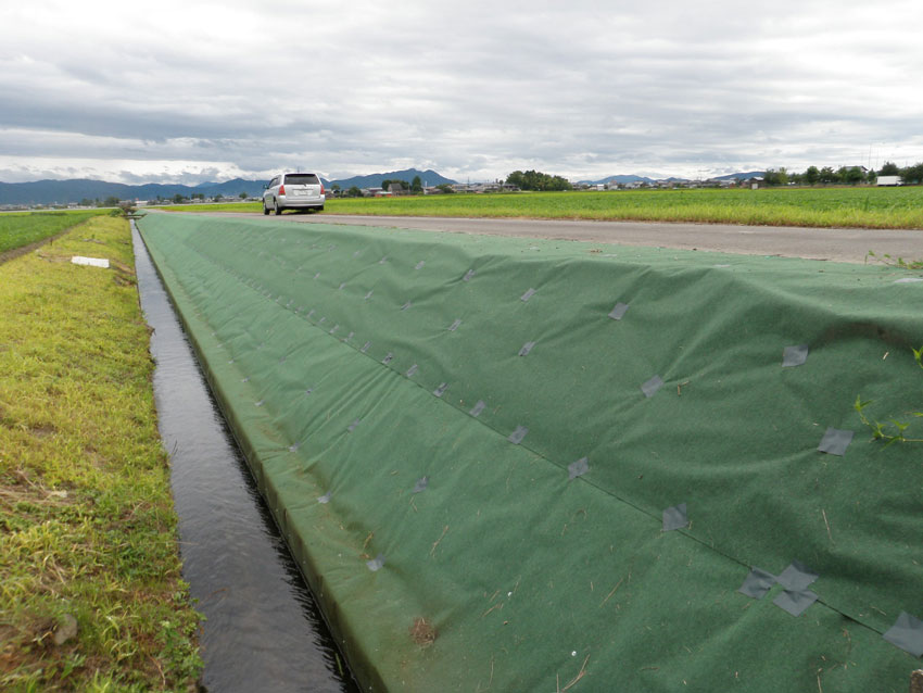 法面への防草シート施工例