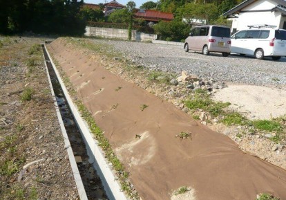 宅地の防草シート施工事例　（土手）