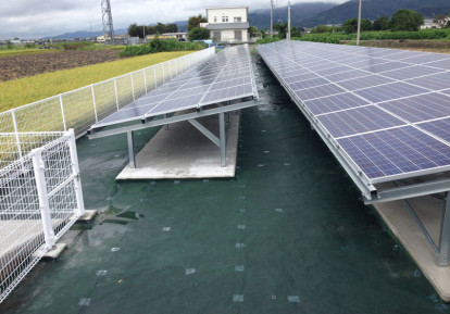 太陽光発電施設の防草シート施工事例２