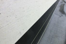 施工中　シート端部と架台の隙間を専用接着テープで覆い防草します。