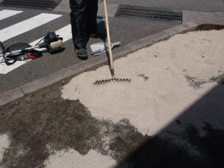 レーキでならしていきます。