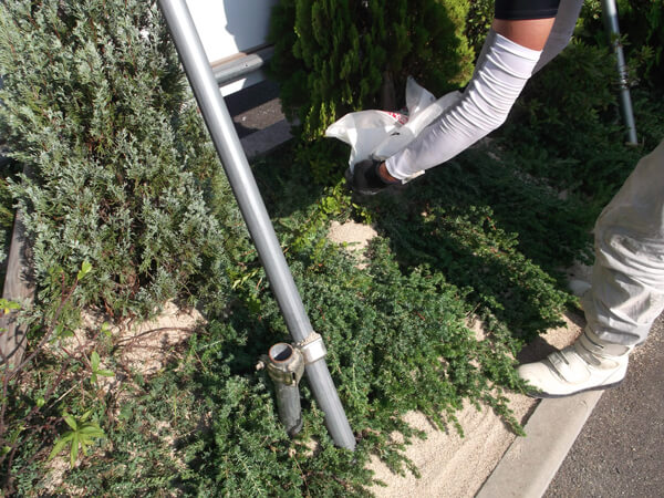 奥の方にも防草土を撒く