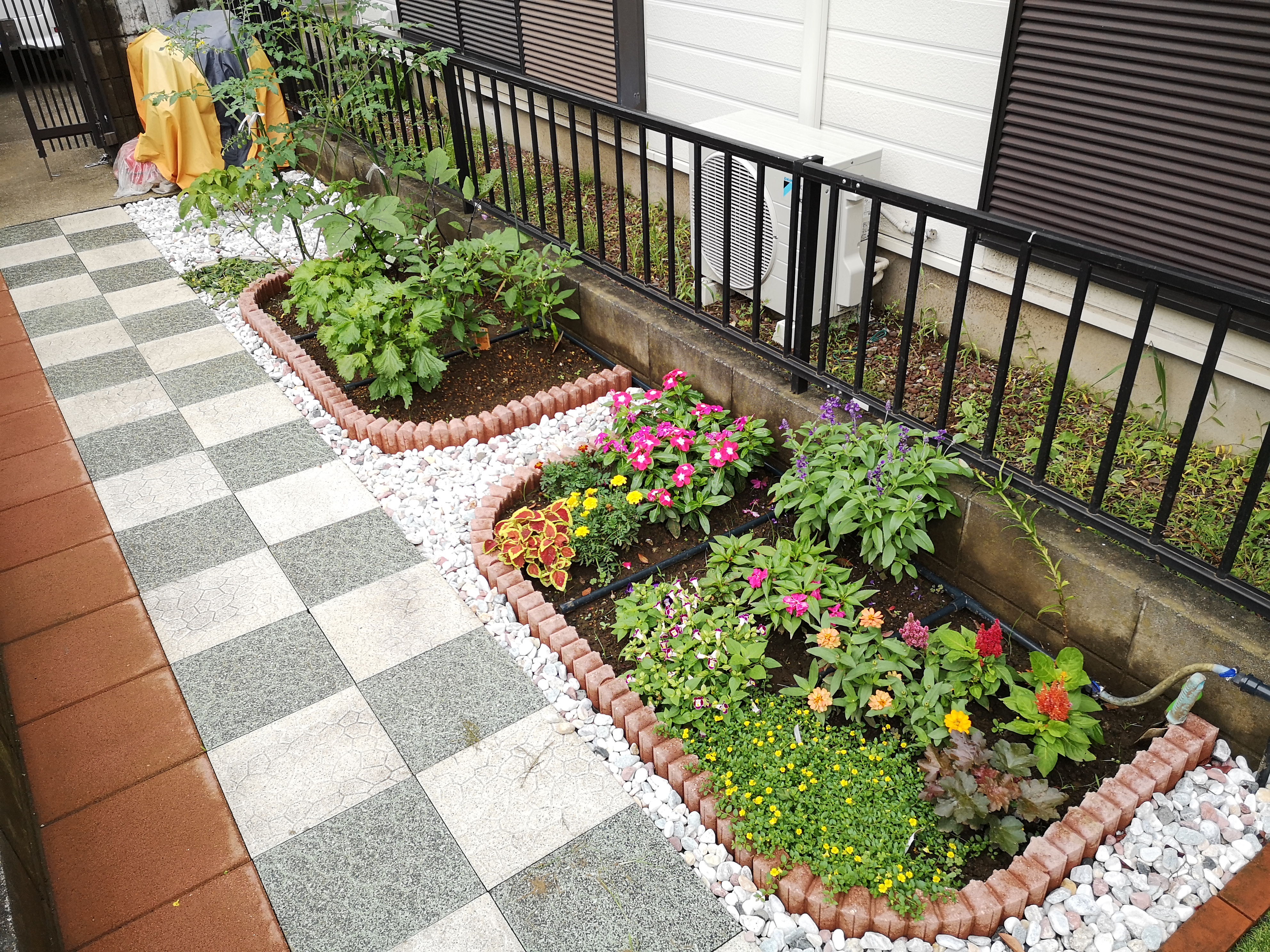 Koeri様 雑草対策事例 一ヶ月後の花壇 防草シート専門店 Koeri様 雑草対策事例 一ヶ月後の花壇 防草シート専門店