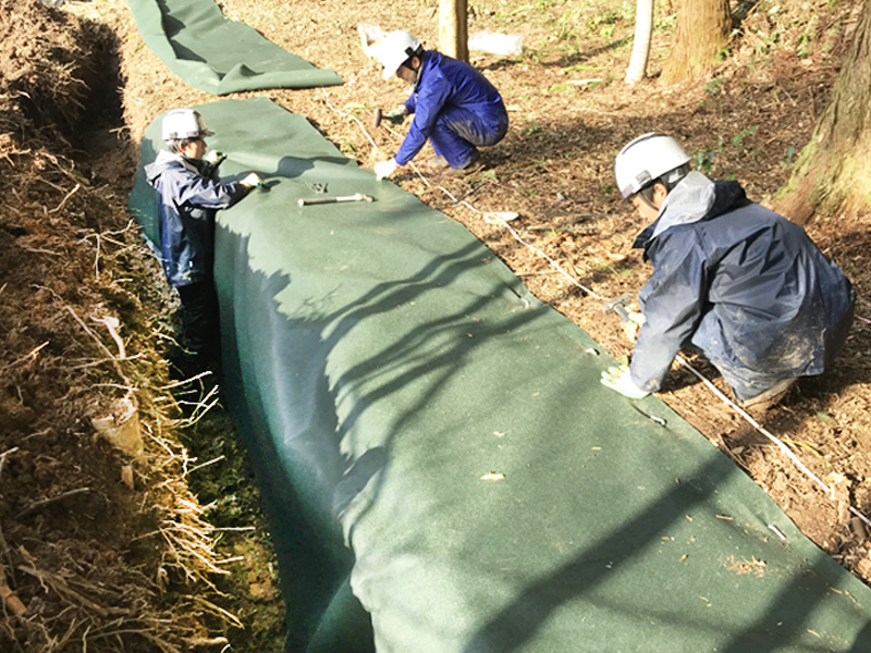 防竹シートぴたっと竹どめシート施工中