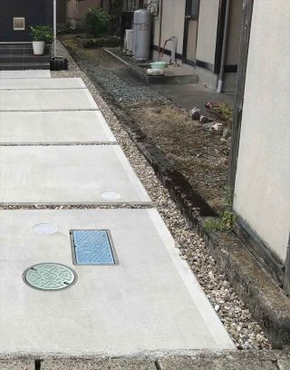 防草シート施工前（砂利撤去前）
