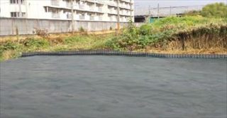 がっちり草なしシート張り完了後（畔波板の処理）と隣の笹