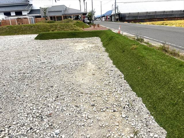 盛土（斜面）に人工芝の敷いてある事例