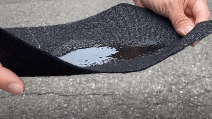 防草シートに水をかけたようす