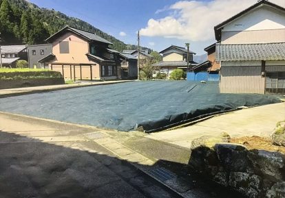 宅地の防草シート事例（空き家周り）