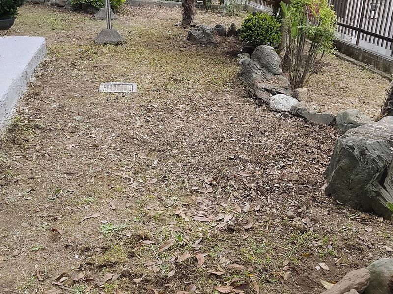 防草シート施工前の庭