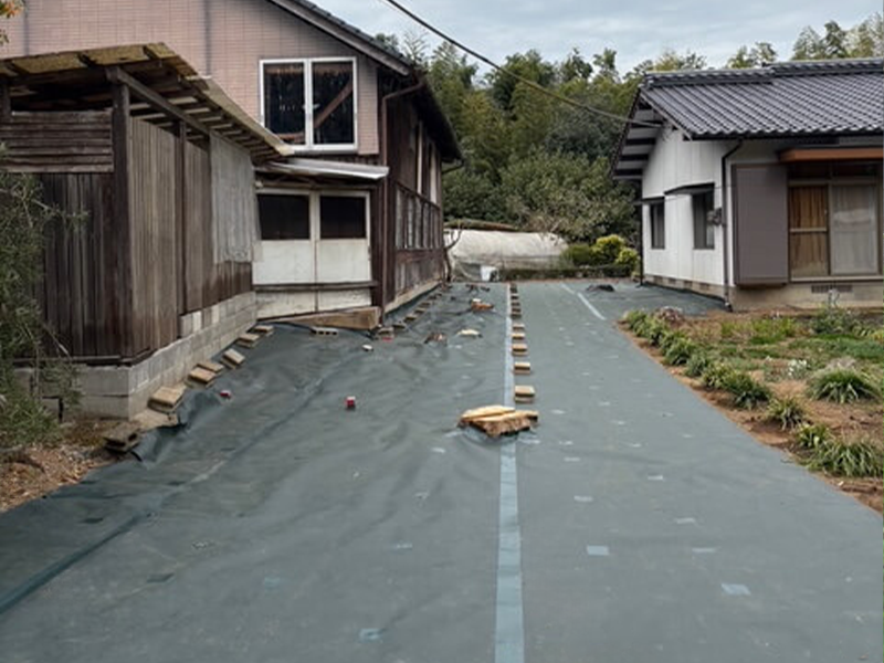 防草シートを敷いた庭