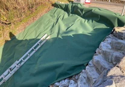 駐車場の防草シート事例（斜面）