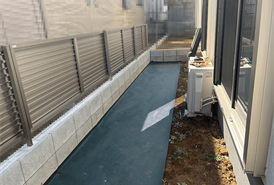 防草シート施工中