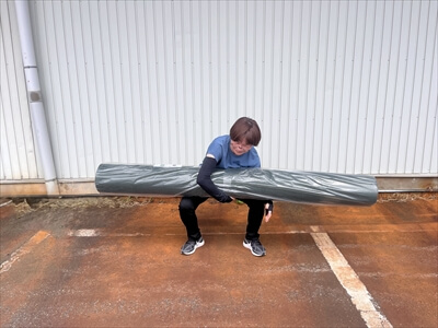 がっちり草なしシート2m×25mを持ち上げる